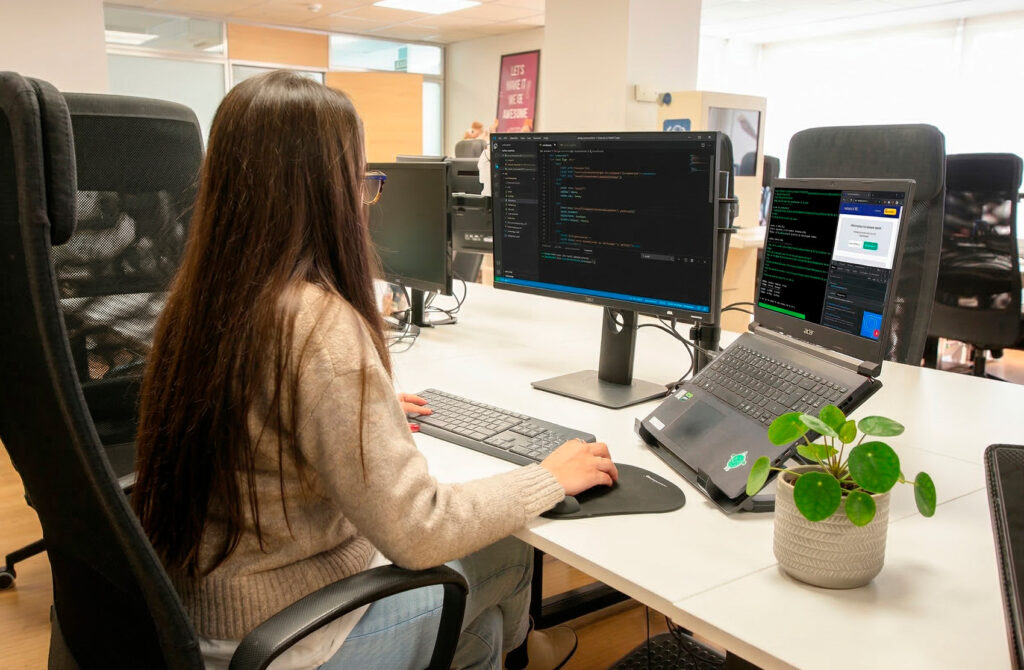 Luisana programando